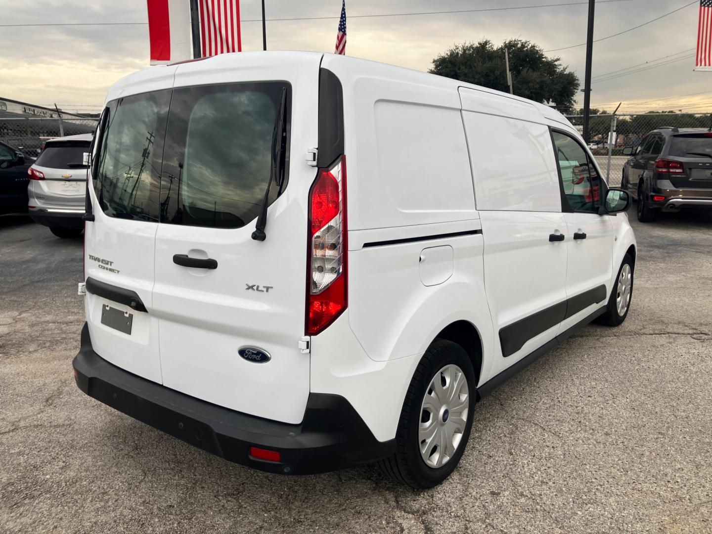 2019 White /Gray Ford Transit Connect Cargo Van XLT LWB w/Rear Liftgate (NM0LS7F28K1) with an 2.5L L4 DOHC 16V engine, 6A transmission, located at 1842 Wirt Road, Houston, TX, 77055, (713) 973-3903, 29.805330, -95.484787 - Photo#4